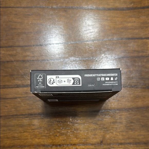 HUDA BEAUTY Easy Bake and Snatch Pressed Talc-Free Setting Powder - Picture 15 of 15